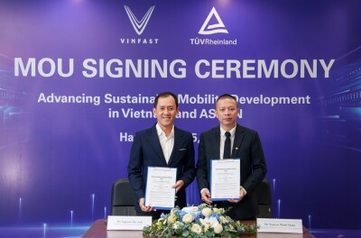 Mr. Nguyen Manh Quan (right), Deputy CEO of Quality Control Division, VinFast, and Mr. Nguyen The Anh, General Director of TÜV Rheinland Vietnam, at the signing ceremony.