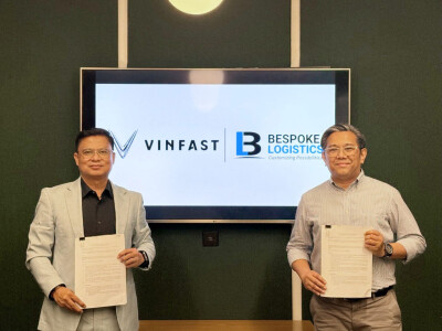 Mr. Irineo Niño Fabros, CEO of VinFast Electric Motorcycles Philippines (left), and Mr. Allan A. Mina, President and CEO of Bespoke Logistics, at the signing ceremony.