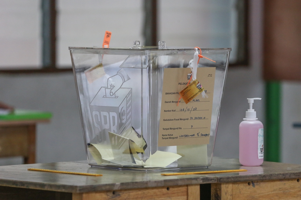 A ballot box sits on a table at a voting centre during the 15th general election at Sekolah Kebangsaan Seksyen 17 in Shah Alam on November 19, 2022. — Yusof Mat Isa pic