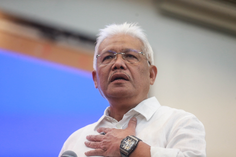 The author argues that Hamzah Zainudin’s post-Bersatu trajectory is marked by indecision and lack of direction, with his failure to articulate a clear political path risking his relevance as support within Perikatan Nasional wanes and rivals move to fill the vacuum. — Picture by Sayuti Zainudin
