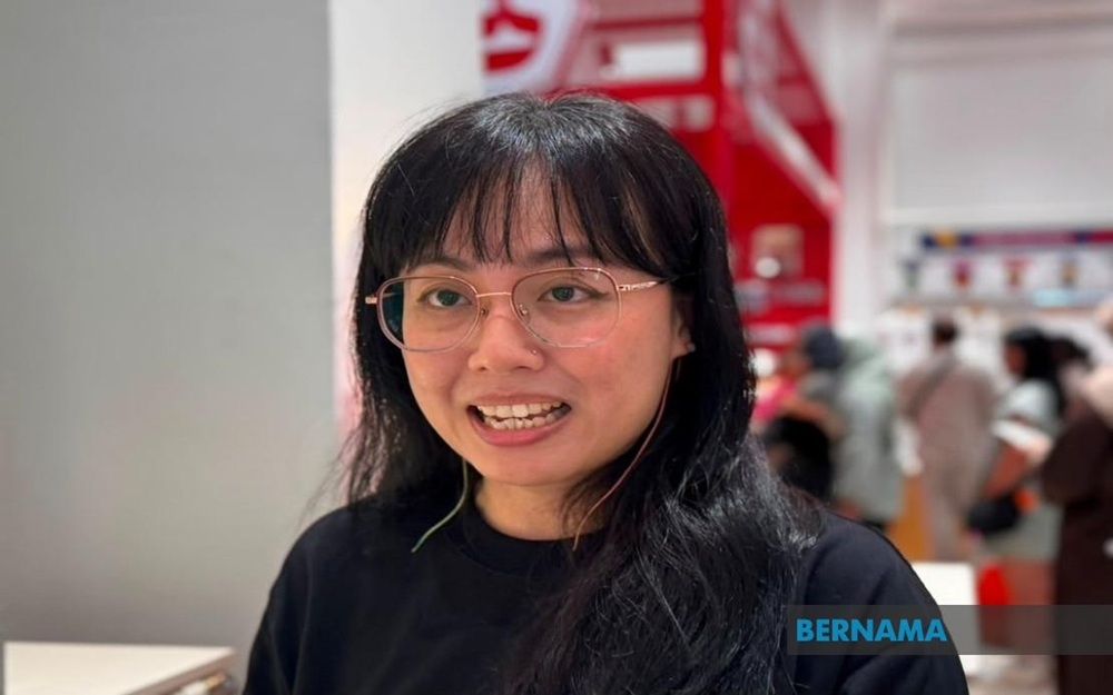 AACE production management team leader Lem Choy Yen said the association helps persons with disabilities generate income by producing handmade products, such as handmade paper made from recycled newspapers and discarded paper. — Bernama pic