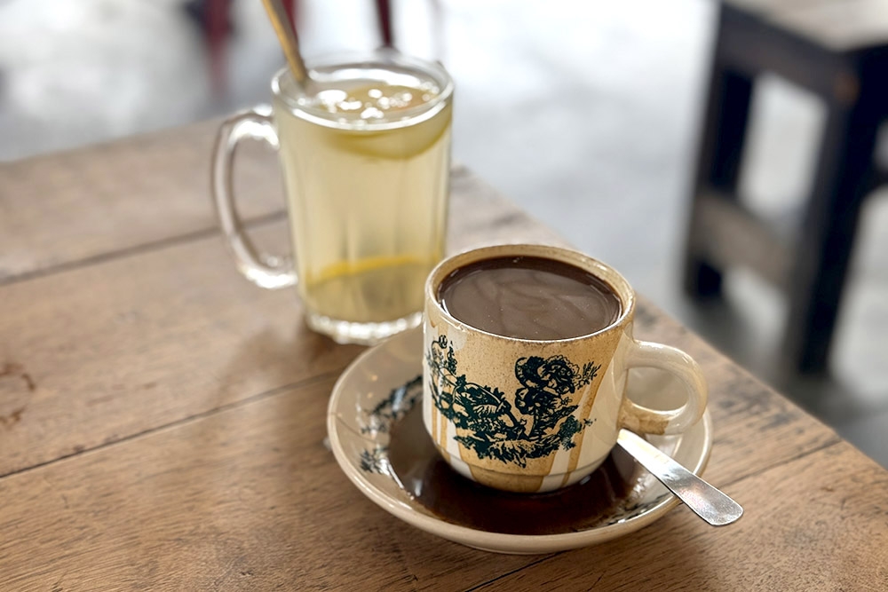 Lemon barley water and Hainanese ‘kopi’. — Picture by CK Lim