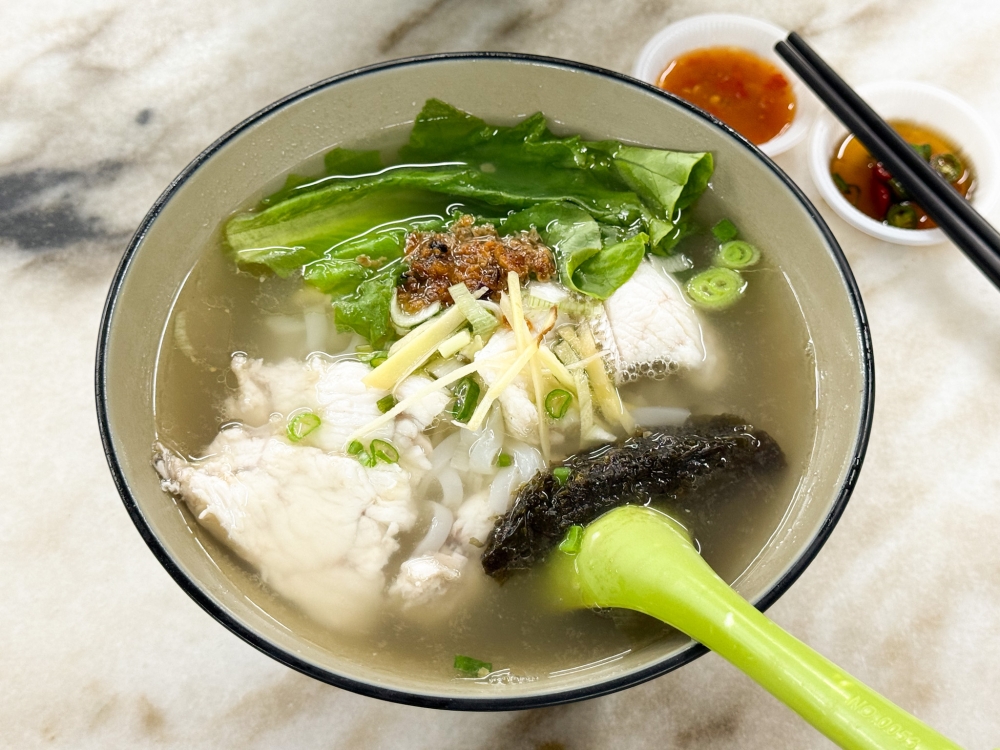 Grouper Fish Noodles uses sliced fish with pungent ginger strips and seaweed. — Picture by Lee Khang Yi