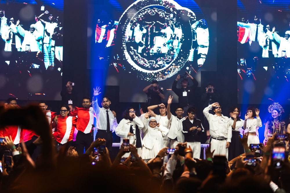 The whole team and production crew of .Feast converge on stage during the final day of their Pertunjukan Membangun & Menghancurkan in KL. — Picture courtesy of TapauAsia