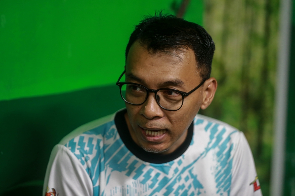 Freelance writer Hatta Midy, 44, launched a door-to-door garbage collection service for his PPR residents and later introduced a PPR-wide cleanliness campaign called Geng Suka Bersih. — Picture by Sayuti Zainudin