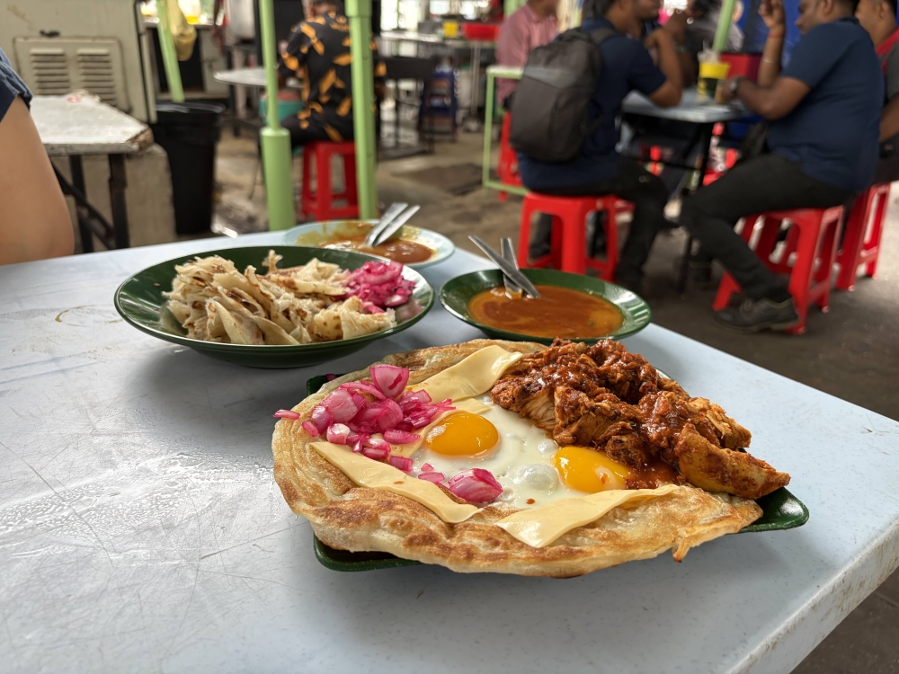 ‘Roti Sarang Burung’ (in foreground) and ‘roti canai’ at Wahab Roti Canai. — Picture by Opalyn Mok