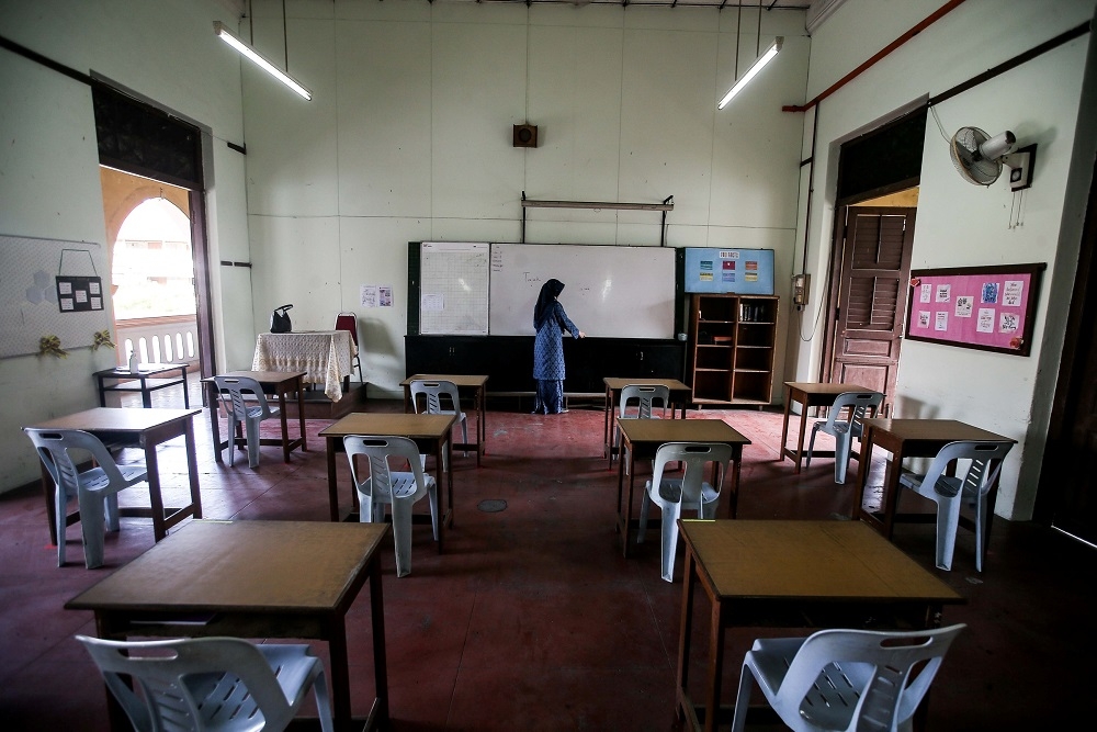 Let me tell you about the best classroom I ever sat in. It wasn’t smart. It wasn’t wired to the cloud. The blackboard was cracked, the chalk was dusty, and the only thing interactive was the teacher’s ability to throw a piece of eraser at the back row with terrifying accuracy.. — Picture by Farhan Najib