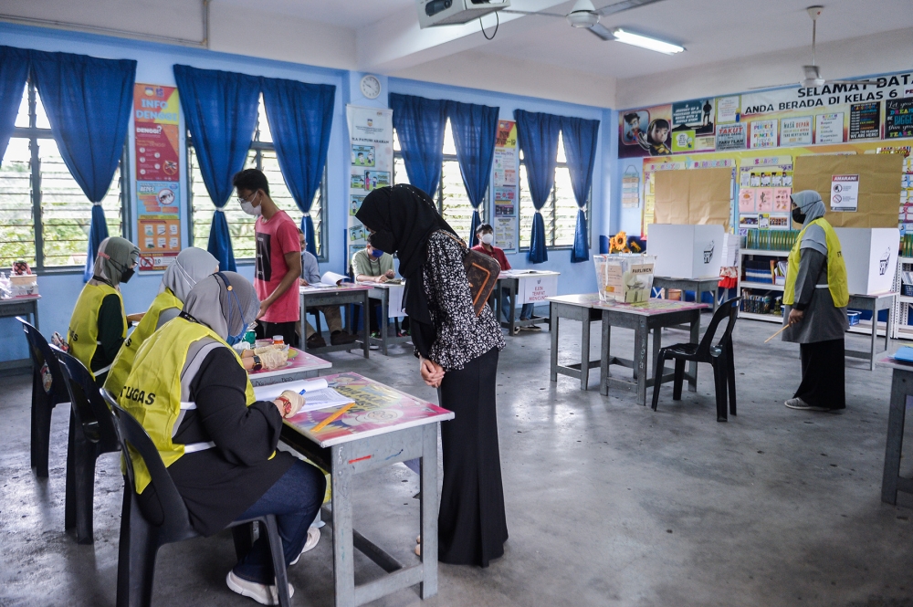 File picture of Malaysians casting their votes at a polling station during the 15th Malaysia general election at Sekolah Kebangsaan Puncak Alam 2 on November 19, 2022. — Picture by Miera Zulyana