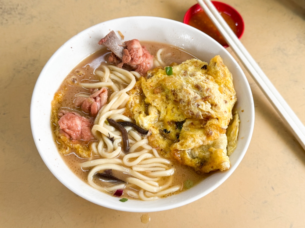 Underneath, there’s a light red broth that uses Foochow red wine, ‘pan mee’ and chicken. — Picture by Lee Khang Yi