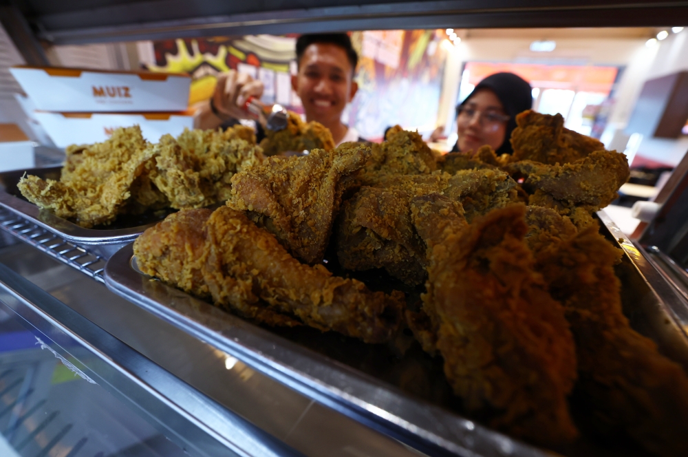 Muiz Hot Chicken’s spicy and original fried chicken, which has become increasingly popular among customers. — Bernama pic 