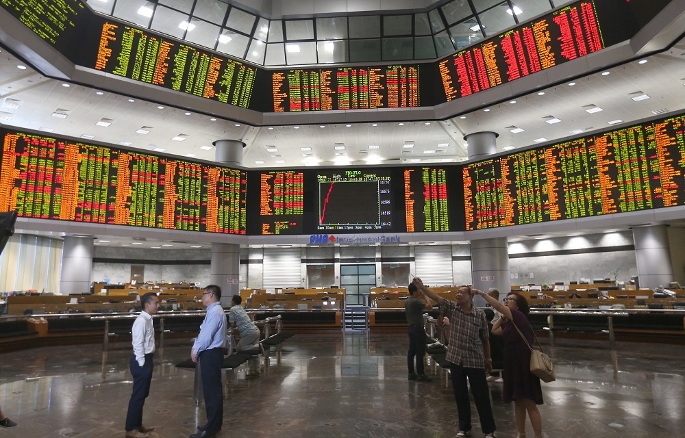 A view of the bursa stock market exchange board in RHB Investment Bank in Kuala Lumpur May 14, 2018. u00e2u20acu201d Picture by Razak Ghazali