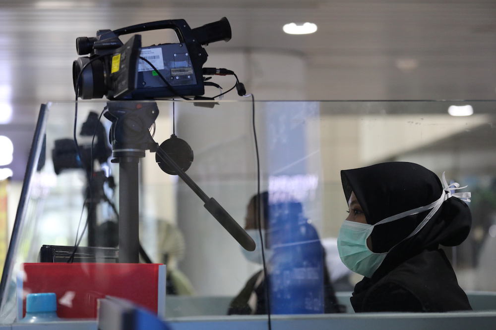 The new stipulations for ministers' travel quarantine has led to questions from various parties. — Reuters pic