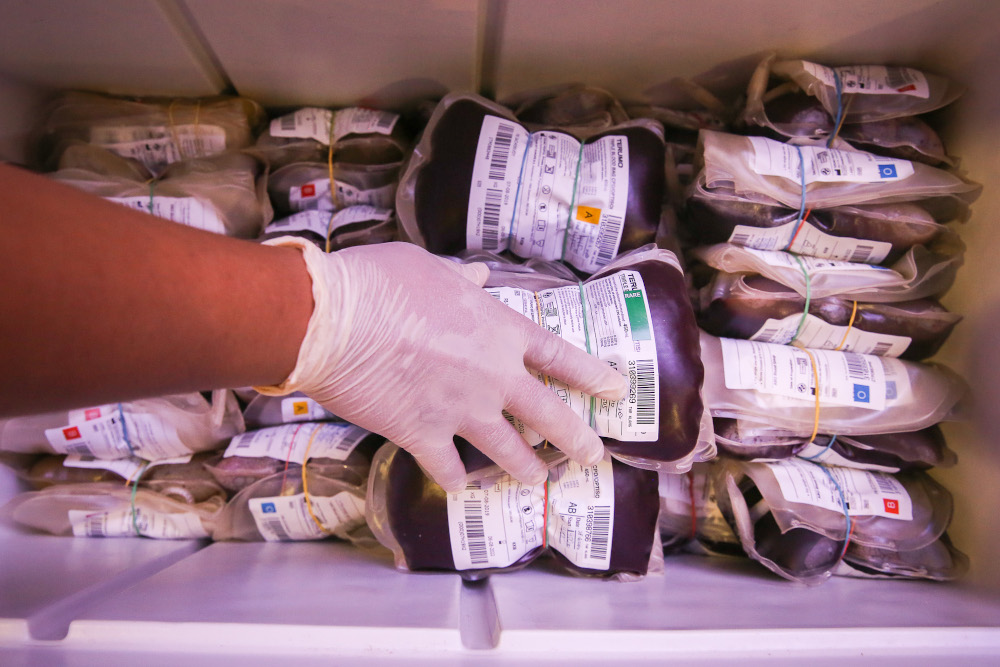 A member of medical personnel from Tengku Ampuan Rahimah Hospital (HTAR) Transfusion Medicine Department shows a bag with blood during the u00e2u20acu02dcBlood Hero Dayu00e2u20acu2122 programme in Klang June 28, 2020. u00e2u20acu201d Picture by Yusof Mat Isa