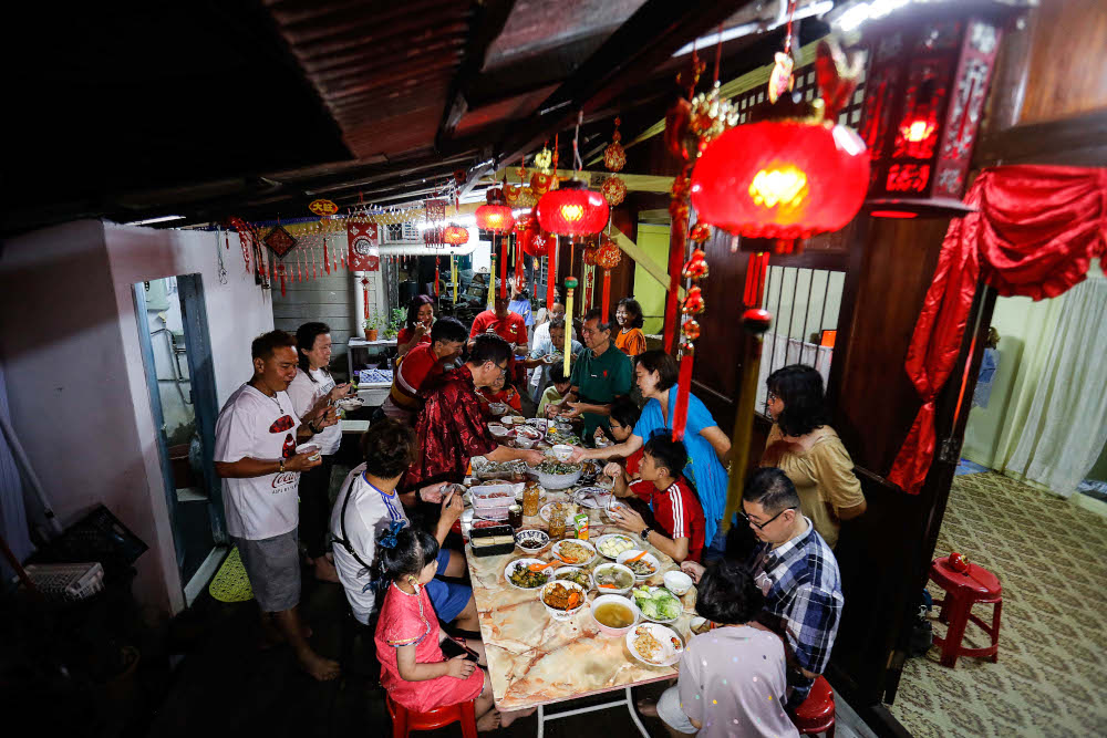 The Lim clan having their reunion dinner at Lim Jetty, Weld Quay on January 31, 2022. u00e2u20acu201d Picture by Sayuti Zainudin