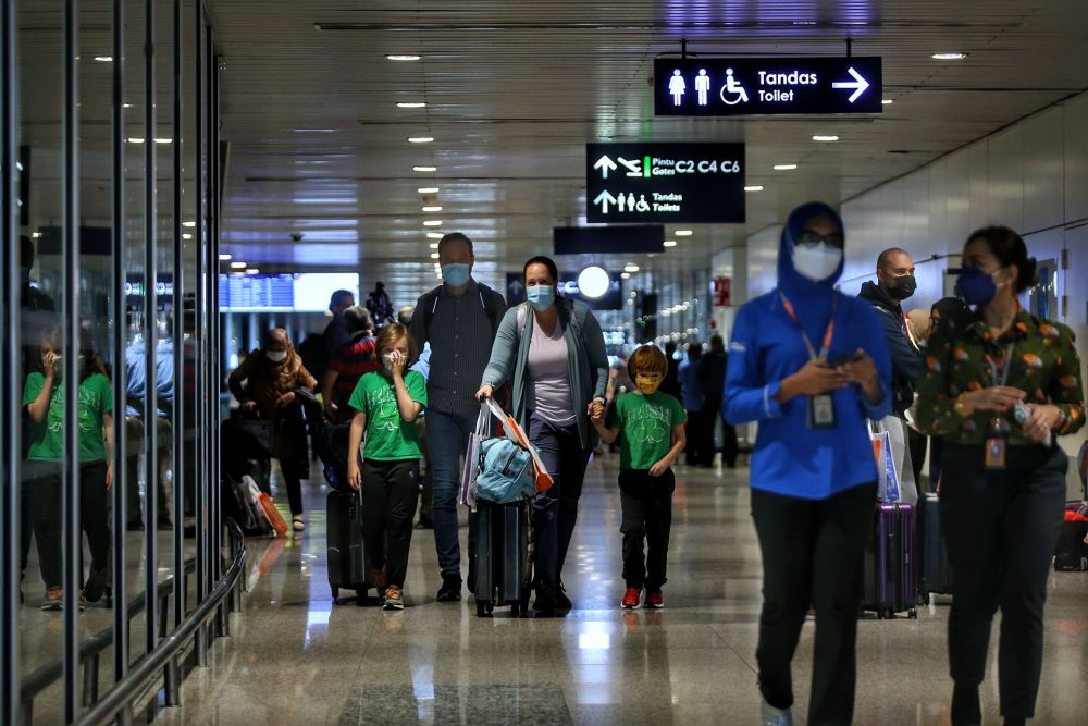 Travellers from abroad are pictured at the KLIA arrival hall in Sepang April 1, 2022. u00e2u20acu201d Picture byAhmad Zamzahuri