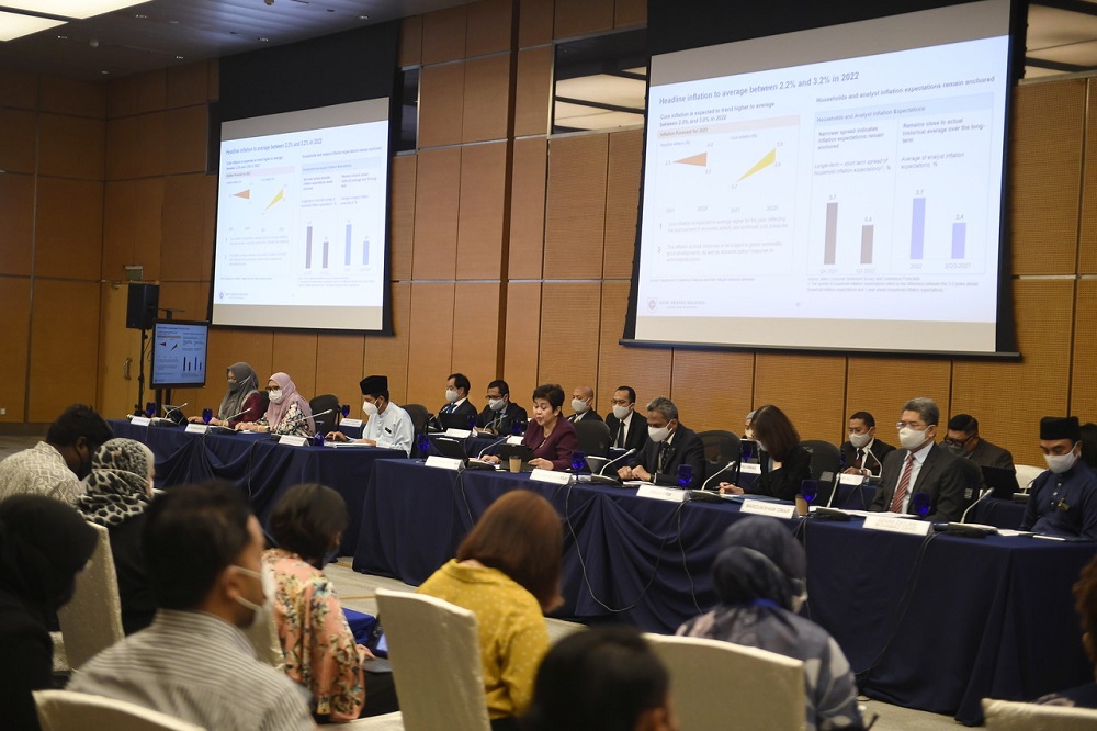 Bank Negara Malaysia governor Tan Sri Nor Shamsiah Mohd Yunus (centre) speaks during the press conference on Malaysiau00e2u20acu2122s in the first quarter of 2022 for gross domestic product (GDP) in Kuala Lumpur May 13, 2022. u00e2u20acu2022 Bernama pic