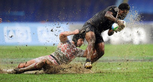 Englandu00e2u20acu2122s Rob Vickerman (left) tackles New Zelandu00e2u20acu2122s Tomasi Cama during the final of the 2013 Rugby World Cup Sevens tournament in Moscow on June 30, 2013. u00e2u20acu201d AFP pic